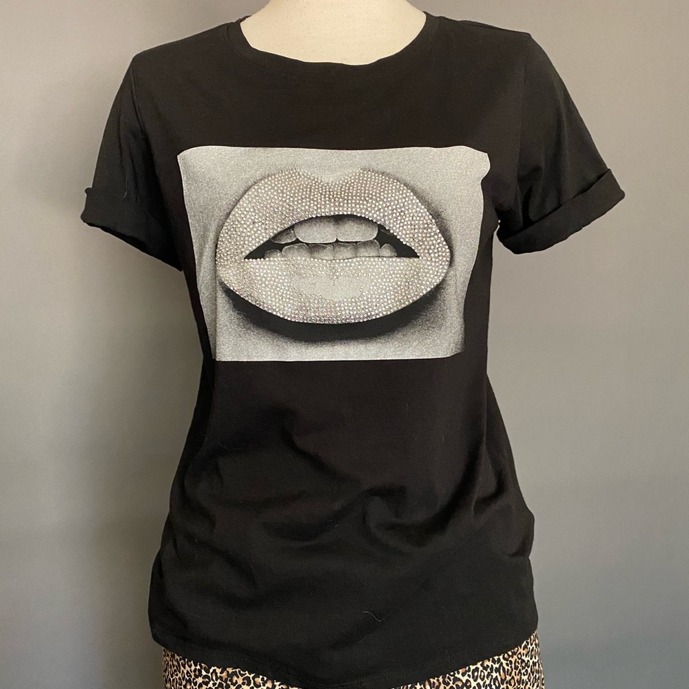 Guess t shirt with shiny embellishments on lips